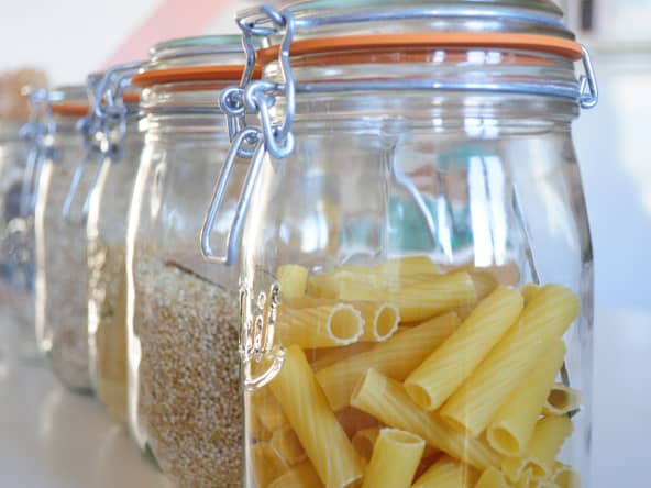 Bocaux avec des féculents