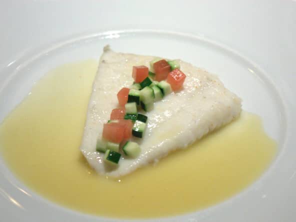 Filet de turbot, petits légumes et sauce au Château-chalon