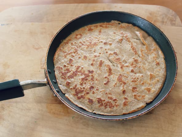 Crêpe sans gluten cuite dans une poêle