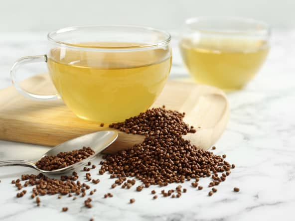 Sobacha infusé dans une tasse et en graines