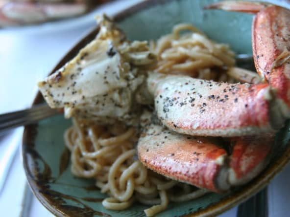 Pinces de crabe et nouilles à l'ail