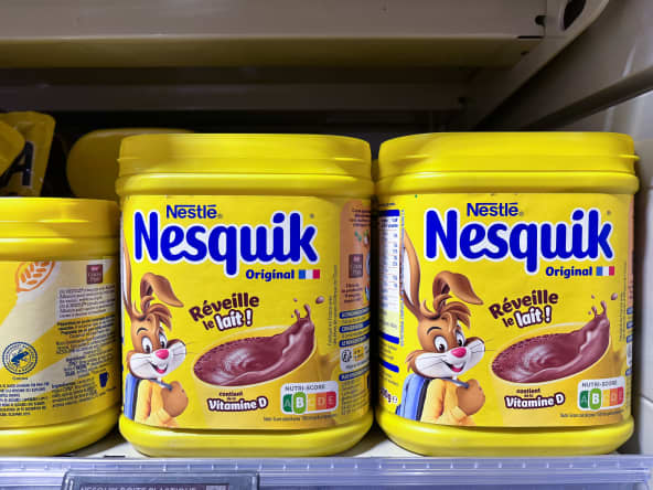 Boîtes de Nesquik sur rayonnage 