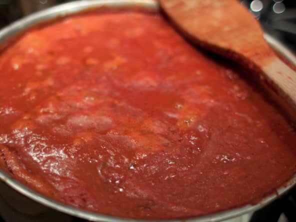 Sauce marinara cuisinée dans un faitout.