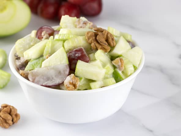 Salade Waldorf dans un bol blanc