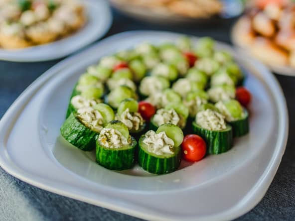 Tranches de concombre garnies de crème et de raisins