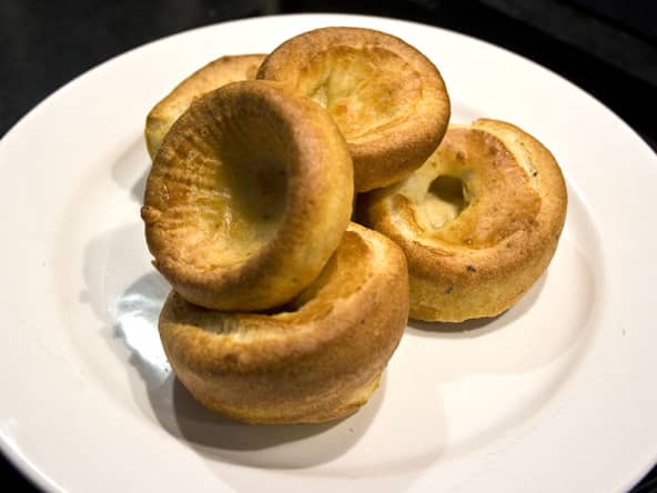 Yorkshire puddings dans une assiette