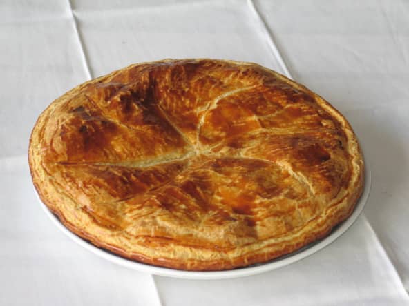Galette des rois sur papier blanc