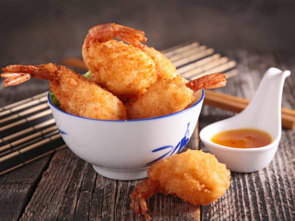 Beignets de crevettes dans un bol sur table en bois