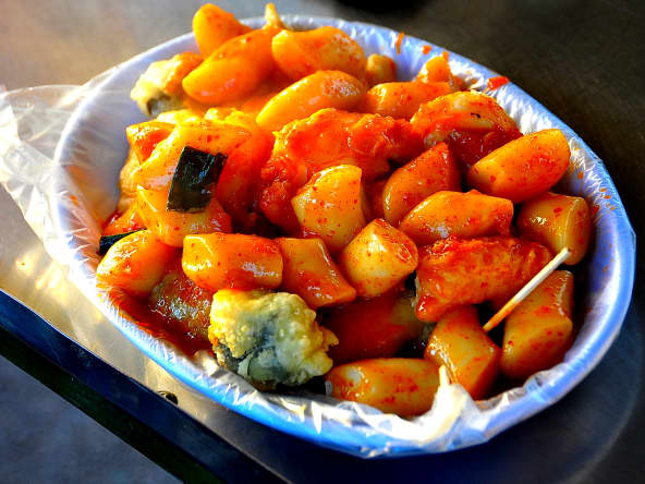 Tteokbokki servi dans une rue de Corée du Sud.