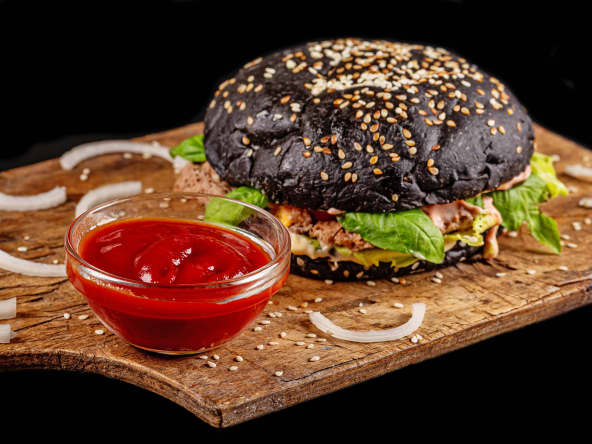 Burger noir et sauce piquante
