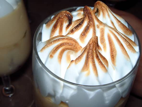 Meringue sur une coupe d'entremets