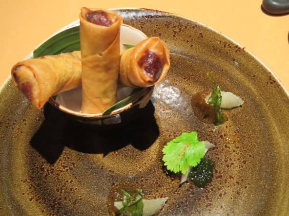 Nems au poulet. Marmelade de citron, feuilles de curry, pamplemousse rose et perles de coriandre