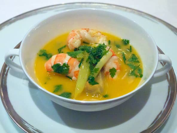 Langoustines rafraîchies, caviar gold, nage réduite, bouillon parfumé