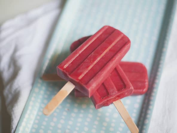 Esquimaux à la framboise sur plateau bleu