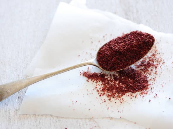 Sumac dans une cuiller