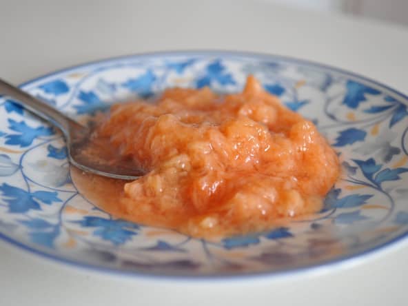 Compote de coing dans une assiette à dessert