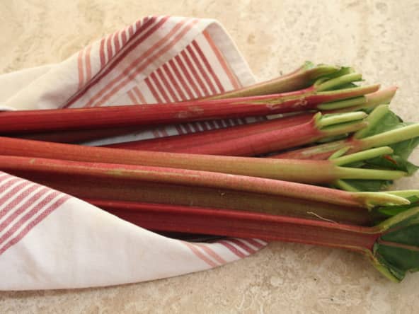 Tiges de rhubarbe dans un linge