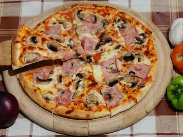 Pizza jambon et champignons