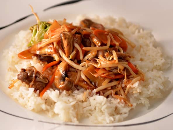 Assiette de chop suey servi avec du riz