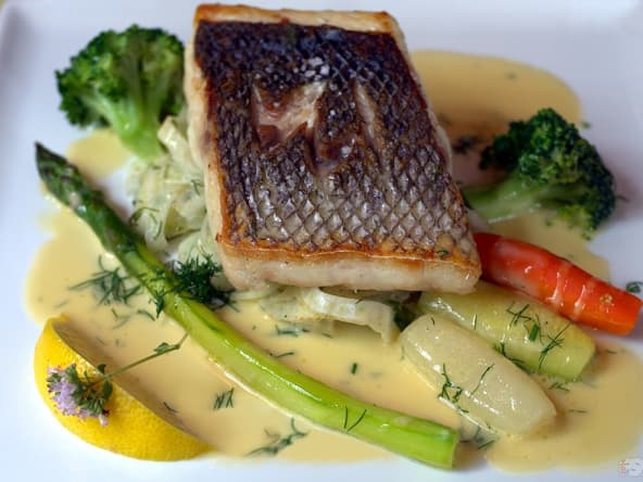 Filet de bar au fenouil et beurre blanc.