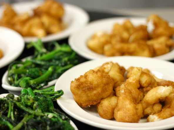 Assiette des beignets de chou-fleur et brocoli rave