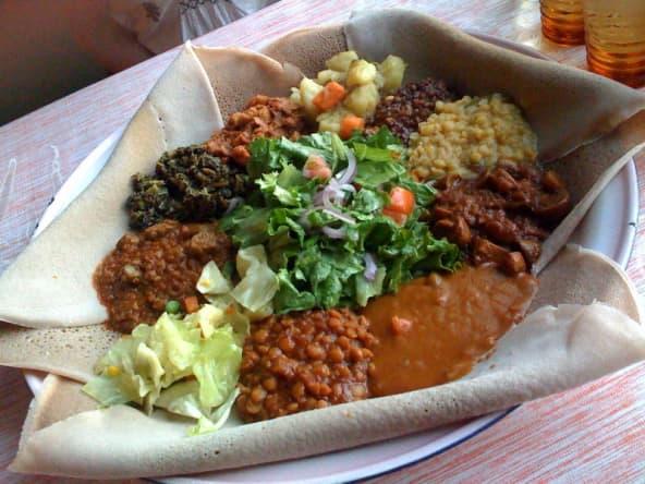 Injera végétarienne salade et légumineuses