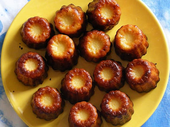 Cannelés dans une assiette.