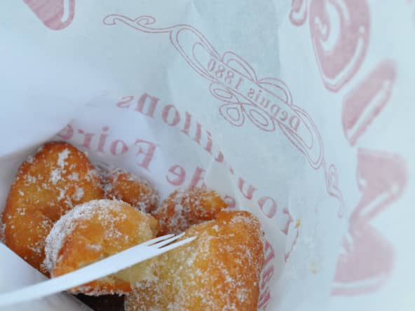 Cornet de papier avec des croustillons