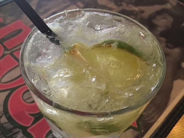 Verre de cocktail au cachaça