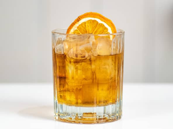 Verre de cocktail Old fashioned et zeste d’orange
