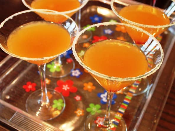 Verres de cocktails sidecar sur un plateau