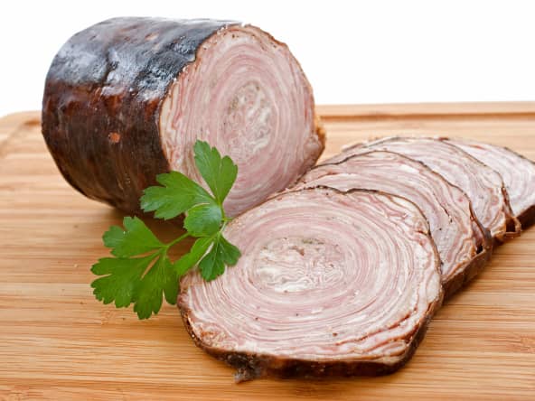 Andouille de Guéméné tranchée sur planche de bois