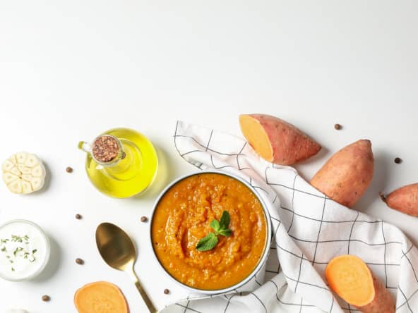 Assiette de purée de patates douces et patates douces