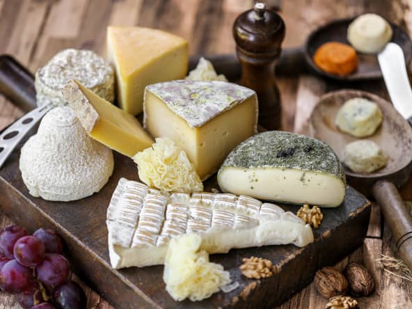 Assortiment de fromages français sur bois