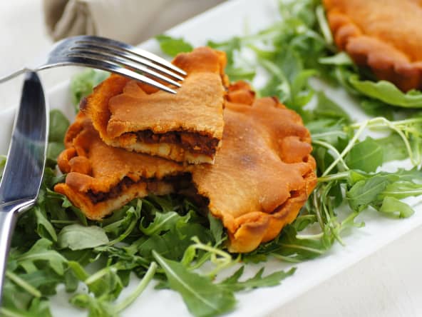 Une bouchée de tielle sétoise sur un lit de salade.