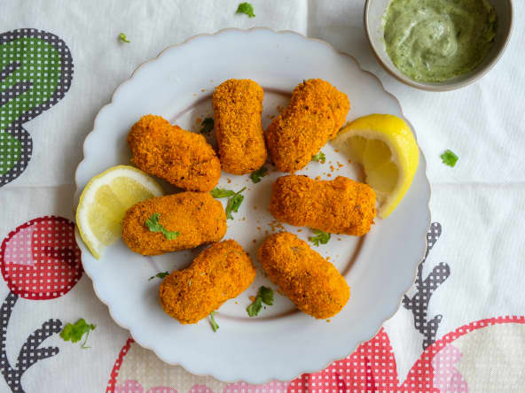 Assiette de croquettes de thon, pesto et mayonnaise