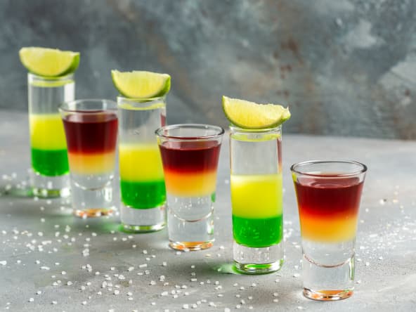 Verres de cocktails à étages de différentes couleurs