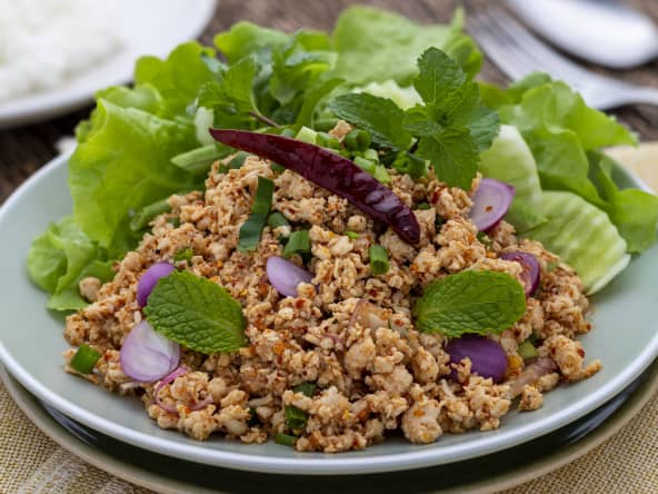 Assiette de laab kai et salade