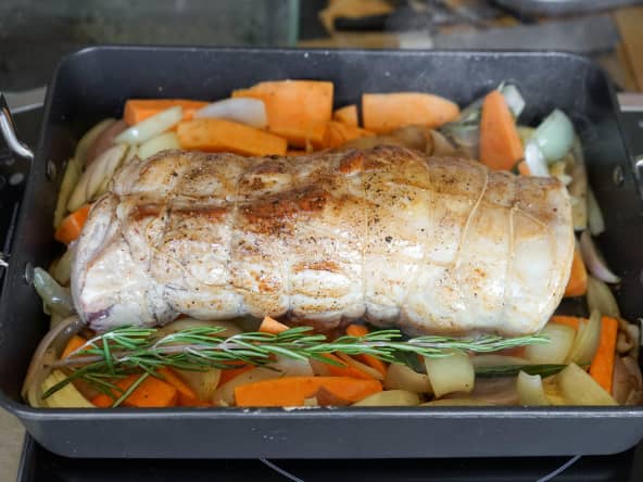 Rôti de porc sur garniture de légumes