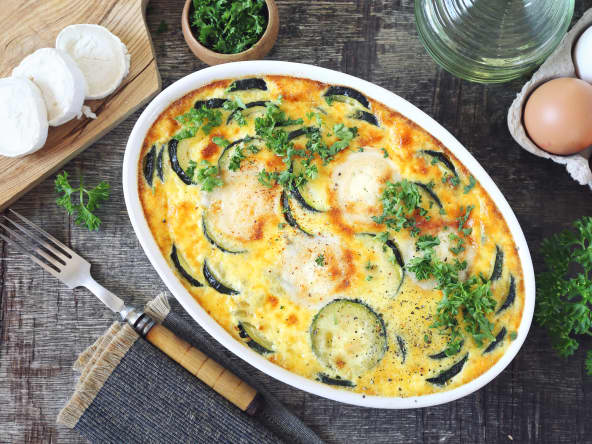 Plat de clafoutis de courgettes au fromage de chèvre