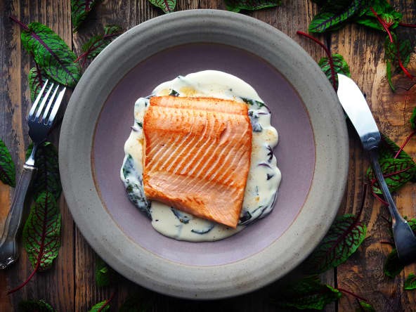 Saumon à l'oseille sur assiette grise 