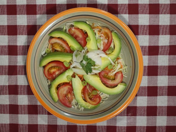 Salade à l'avocat, tomate et oignon
