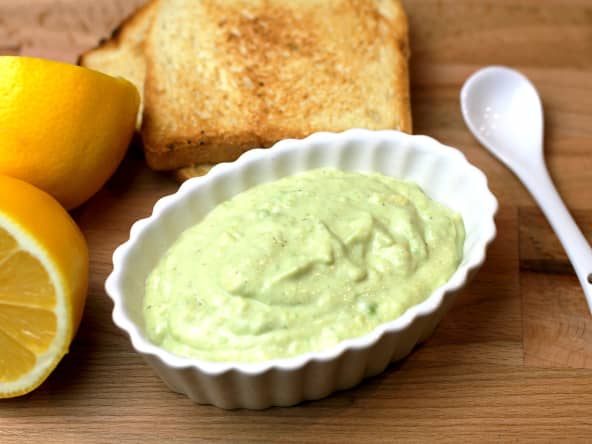 Crème d'avocat dans un plat.