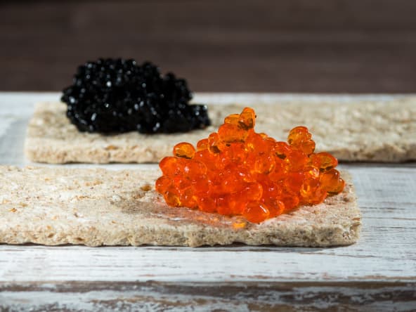 Caviar végétal rouge et noir sur crackers