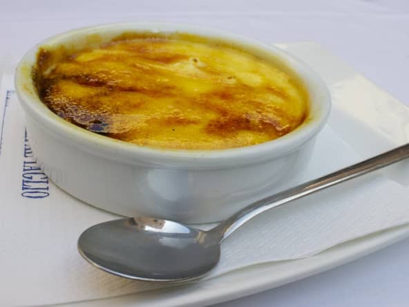 Crème catalane dégustée dans un bar de Barcelone
