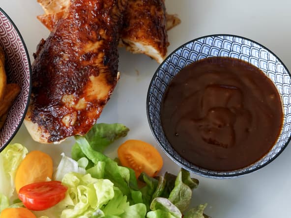 Bol de sauce BBQ avec poulet fumé et salade