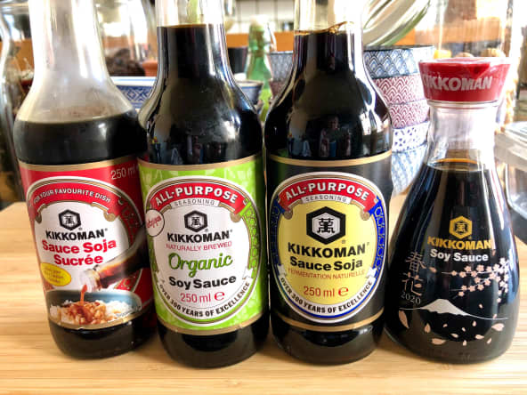 Différentes bouteilles de sauce soja