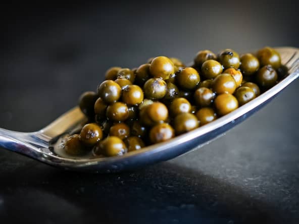 Graines de poivre vert dans une cuiller