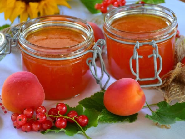 Pots de confiture d'abricots