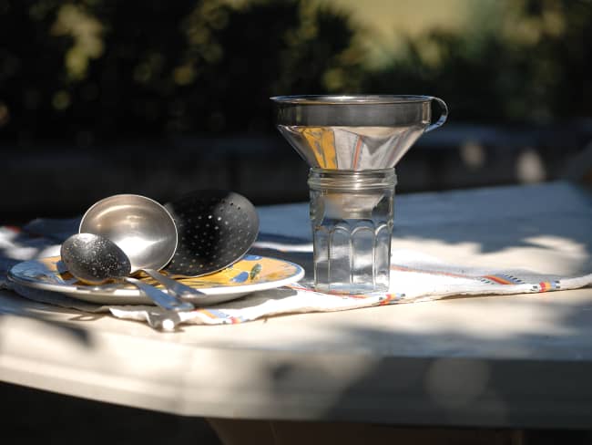 Entonnoir à confiture posé sur un pot vide